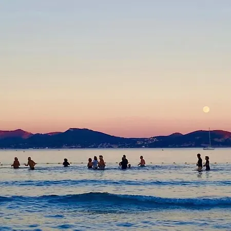 Moderne Vue Et Collines Aux Portes Des Calanques