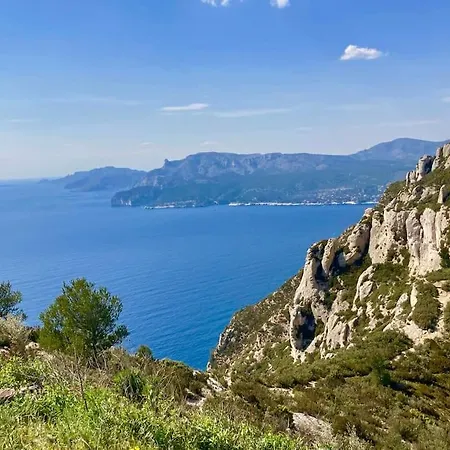 Moderne Vue Et Collines Aux Portes Des Calanques *